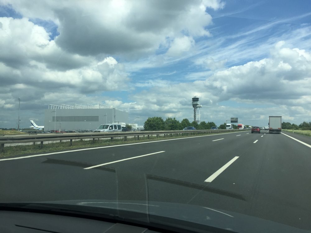 Blick zum Flughafen Leipzig-Halle Autobahn Blick zum Flughafen Leipzig-Halle Autobahn.JPG